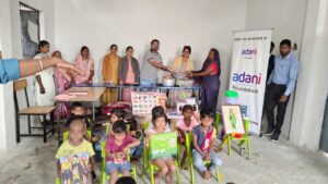 अदाणी फाउंडेशन की पहल: पाँच ग्राम पंचायतों में 18 आंगनवाड़ी केंद्रों को मिली आवश्यक सामग्री